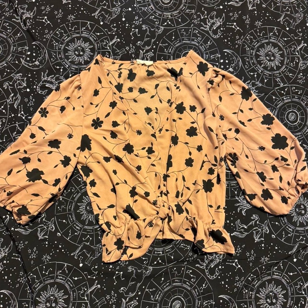 🌺Peach floral tie-front blouse🌺